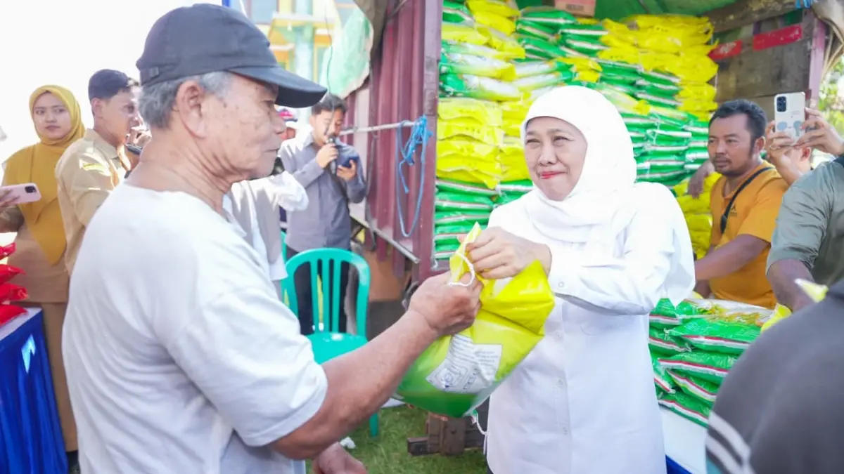 Gubernur Jatim Khofifah Indar Parawansa saat meninjau Pasar Murah di Lapangan Perumnas Mojoranu, Kecamatan Dander, Kabupaten Bojonegoro, Senin (25/5).&nbsp;(HUMAS PEMPROV JATIM)