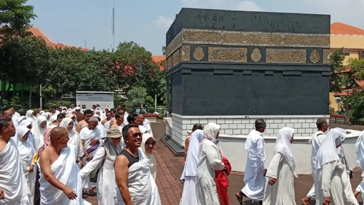 Jemaah haji saat melakukan manasik di depan replika Ka’bah. Asrama Haji Surabaya berencana menghadirkan fasilitas pesawat simulasi untuk membantu adaptasi calon jemaah haji sebelum berangkat ke Tanah Suci. (Rahmat Sudrajat) 