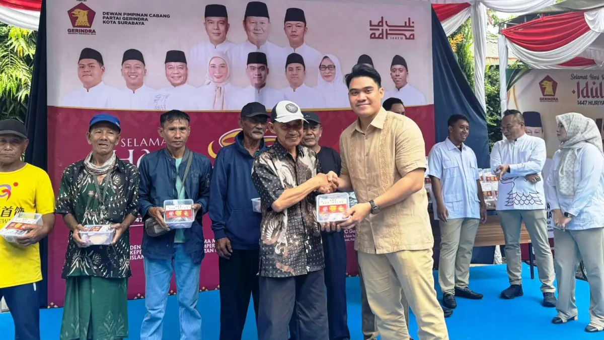 PEDULI: Ketua DPC Partai Gerindra Surabaya Cahyo Harjo Prakoso&nbsp;(depan kanan) membagikan hampir 2.000 paket daging kurban kepada kader partai dan masyarakat sekitar.