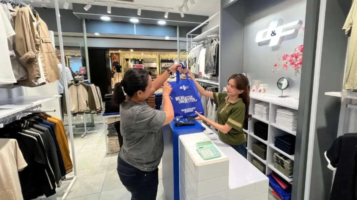 Pelanggan melihat koleksi dfurban yang ada di showroom Plaza Surabaya lantai 1. (Nurul Afiah)