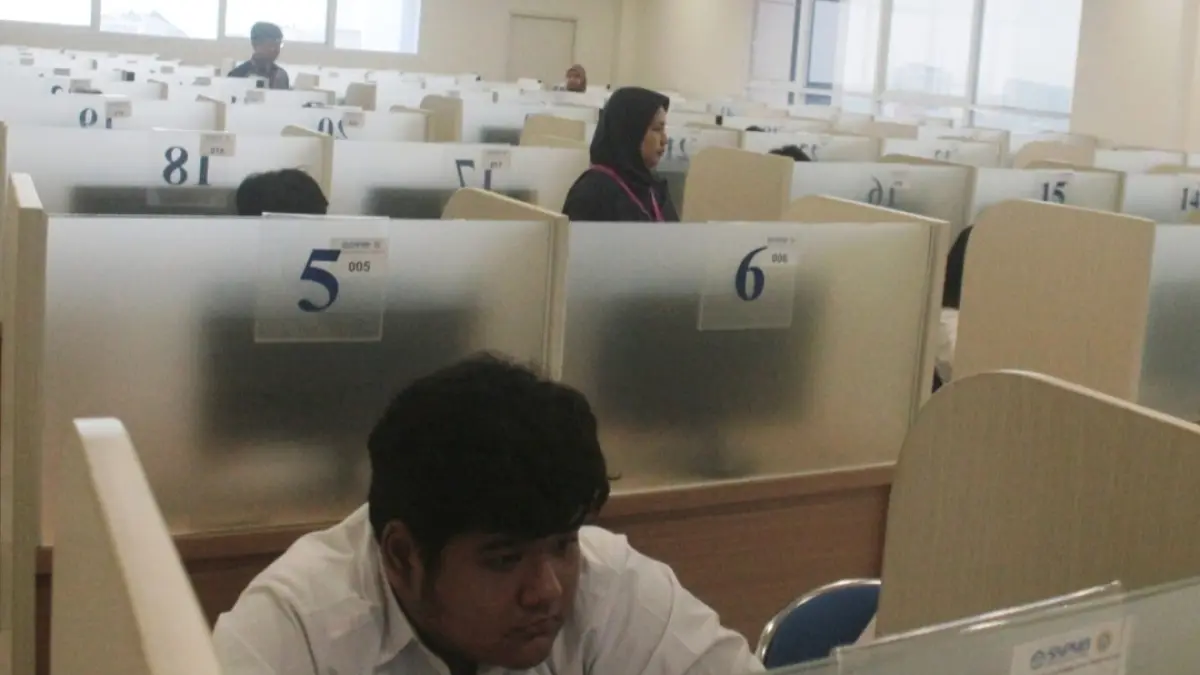 Peserta UTBK SNBT saat mengerjakan soal ujian. Pengawasan ketat dilakukan sebelum peserta memasuki ruang ujian guna mencegah praktik perjokian dan kecurangan akademik. (Rahmat Sudrajat) 