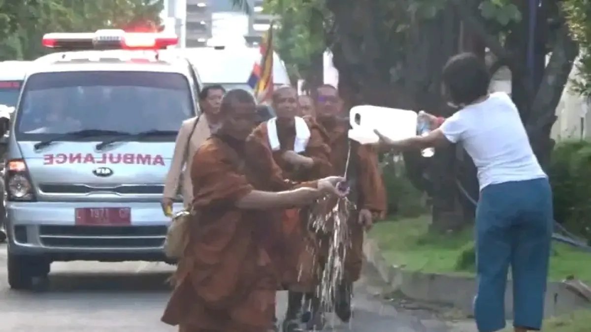 Rombongan biksu melalukan jalan kaki menuju Candi Borobudur jelang perayaan Waisak. (IST) 