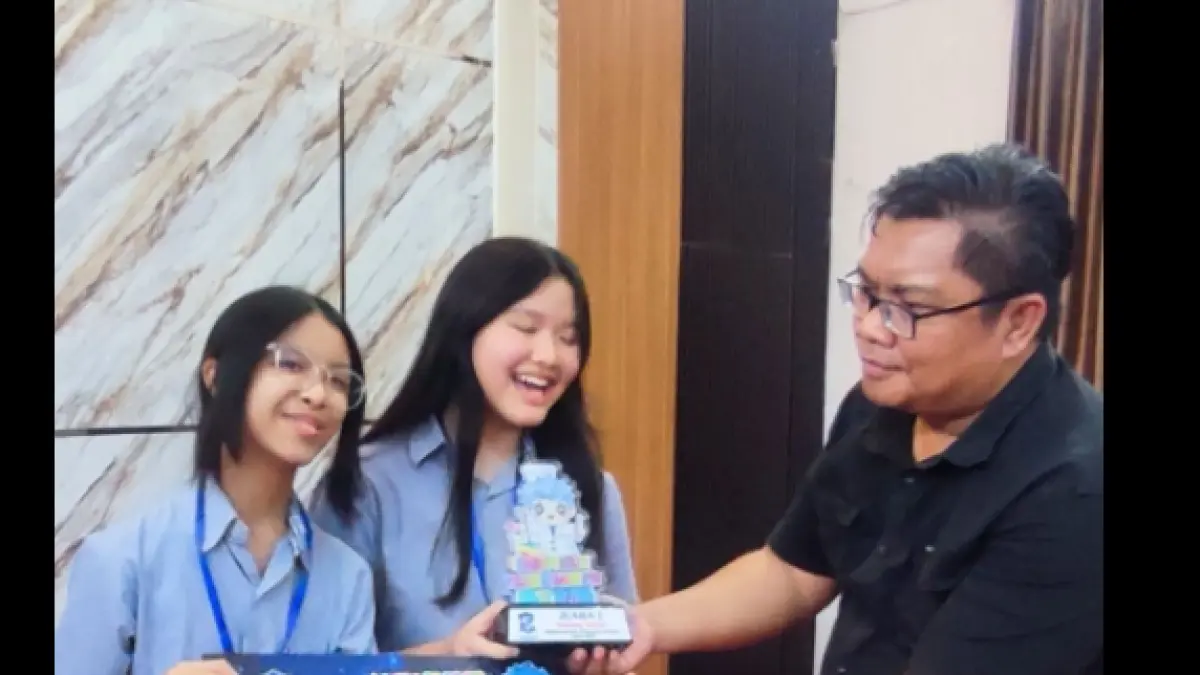 Salah satu pasangan pemenang lomba peneliti SMP di Surabaya. (IST)