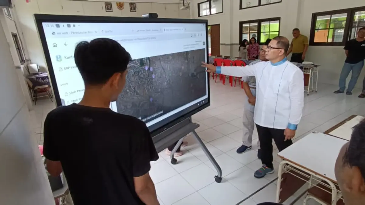 TAHAPAN: Kepala Dinas Pendidikan Jatim Aries Agung Paewai saat meninjau kesiapan layanan SPMB 2026 di SMAN 9 Surabaya. Saat ini, pengambilan PIN sudah resmi dimulai.(ANDY SATRIA/RADAR SURABAYA)