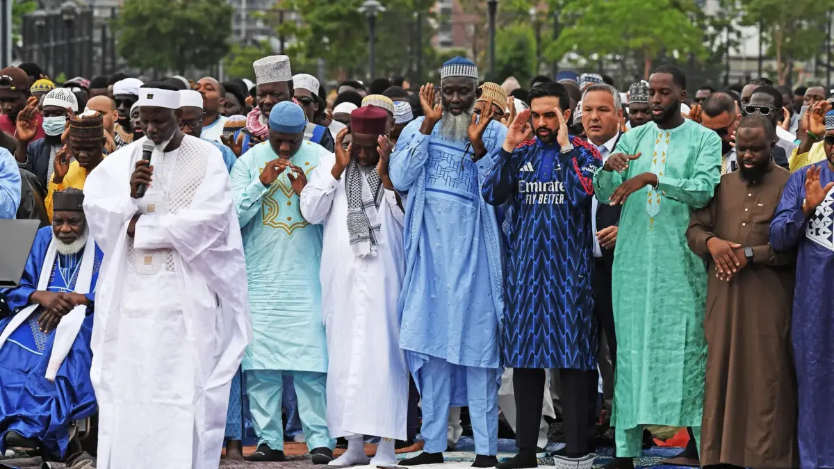 Wali Kota New York Zohran Mamdani mengenakan kurta jersey tandang Arsenal FC saat melaksanakan salat Idul Adha di Bronx. (NEW YORK POST)