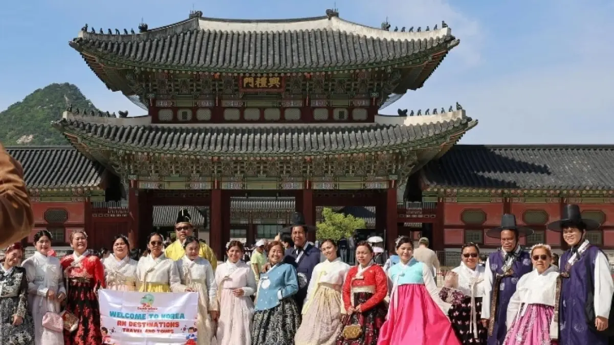 Wisatawan asing mengambil foto kenang-kenangan di Istana Gyeongbok di Seoul, Korea Selatan. (Yonhap) 