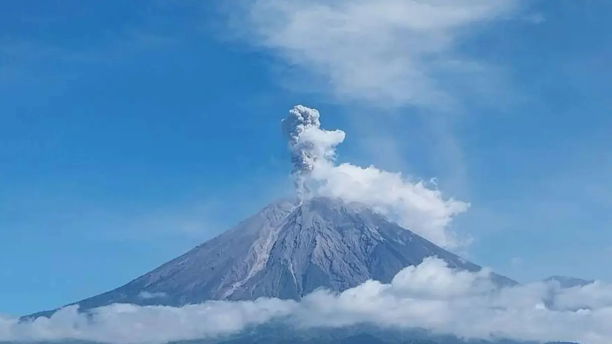 Erupsi Gunung Semeru yang terekam pada Jumat (29/5). (ISTIMEWA)
