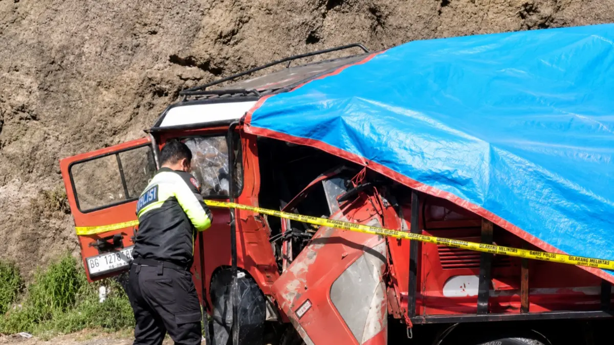 Kendaraan jip bromo yang ringsek dipasangi garis polisi. Sumber Foto : Kabar Pasuruan
