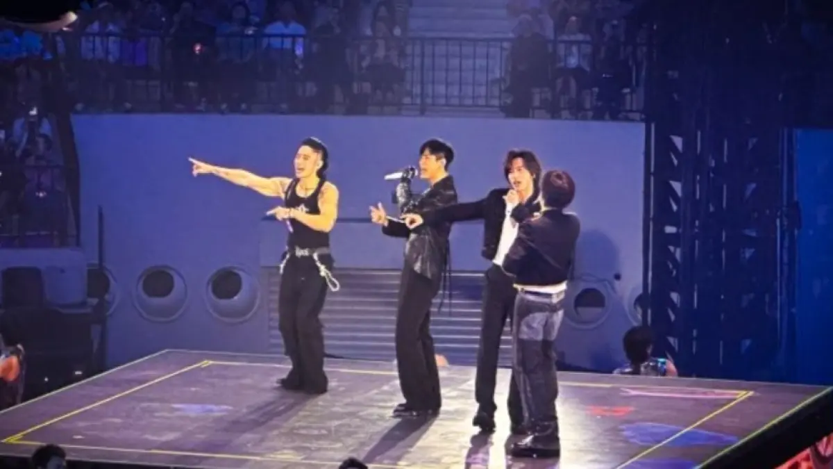 Penampilan F-FOREVER dalam konser “F-FOREVER 1st World Tour” yang digelar di Indonesia Arena, Gelora Bung Karno, Jakarta, Kamis (28/5). (ANTARA/Pamela Sakina) 