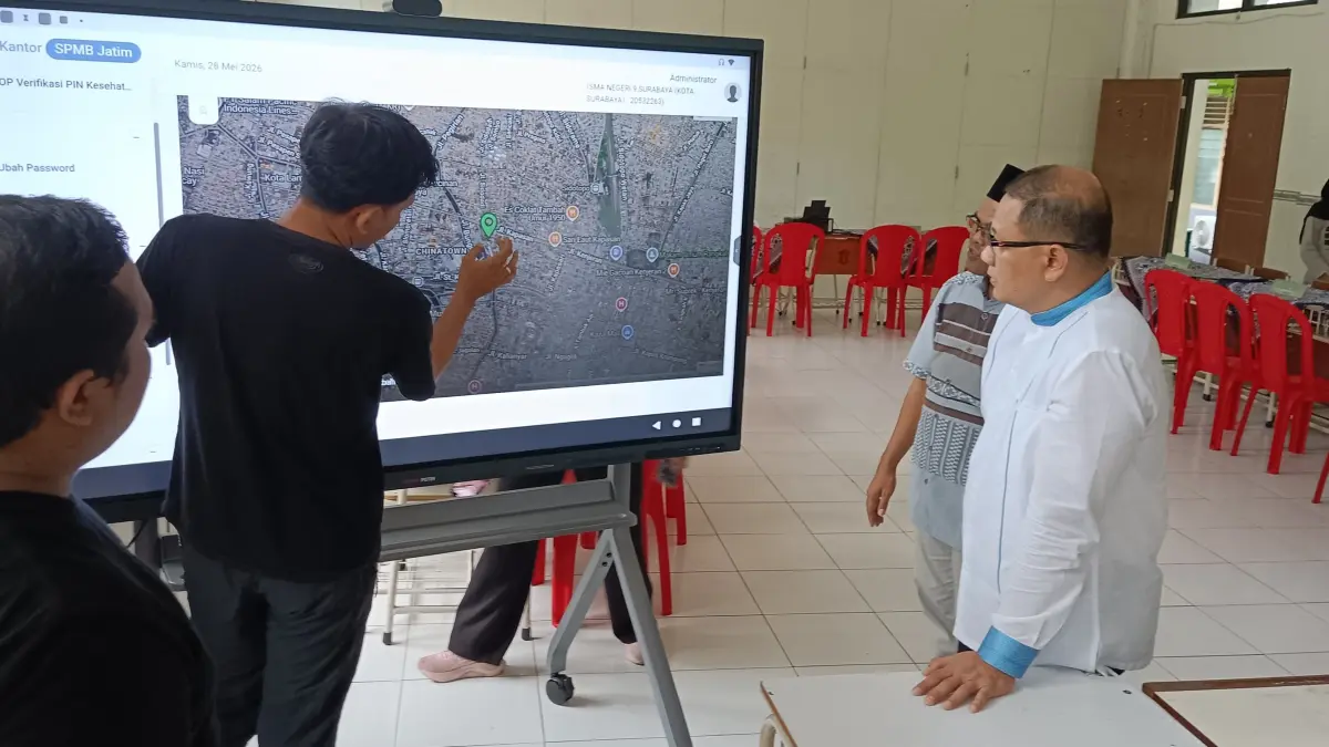PENGECEKAN: Kepala Dindik Jatim Aries Agung Paewai, saat mengecek langsung kesiapan SPMB Jatim 2026. (ANDY SATRIA/RADAR SURABAYA)