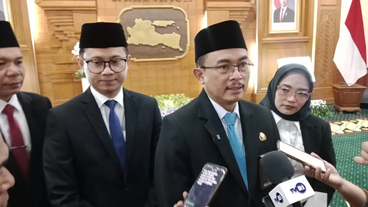 RESMI: Shodiqin (dua dari kanan) terpilih menjadi Kepala Perwakilan BKKBN Jatim. Fokus pada persoalan pernikahan dini dan stunting.(IST/RADAR SURABAYA)