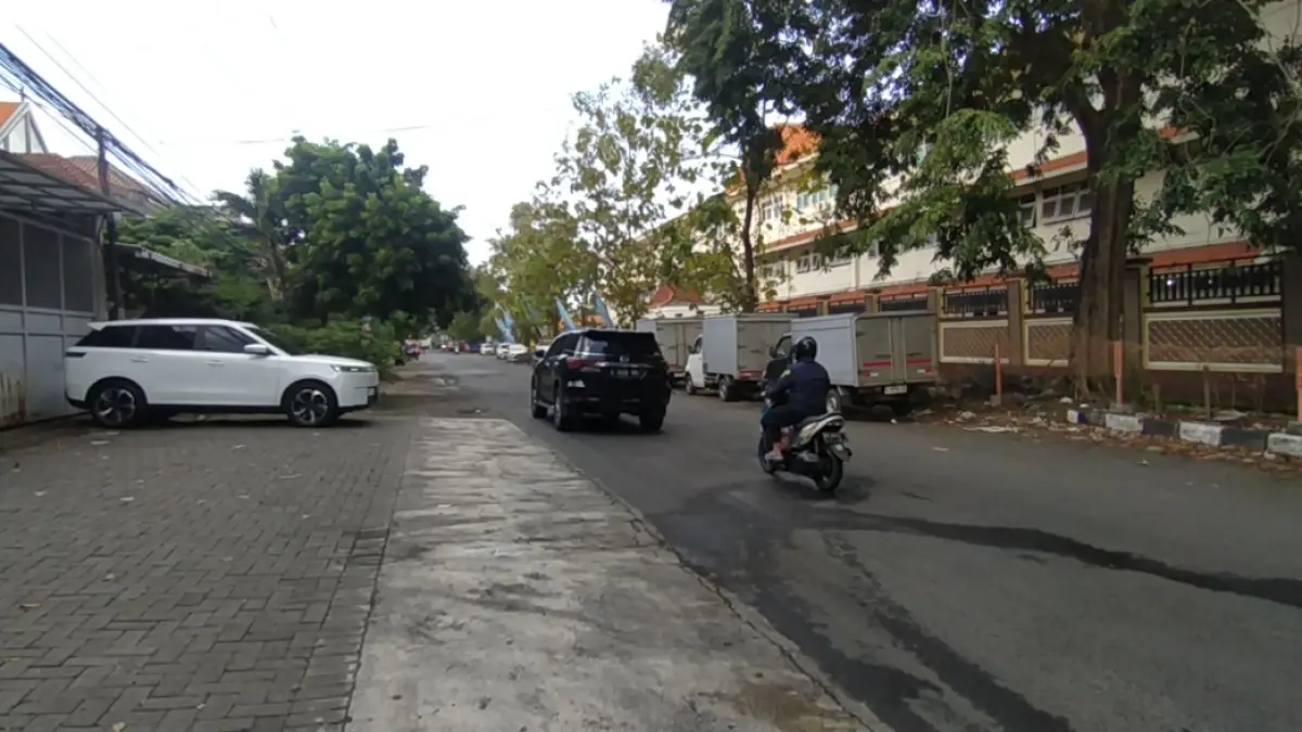 SAKSI BISU: Lokasi penjambretan di Jalan Pakis Tirtosari, Surabaya. Pelaku jambret mengambil paksa kalung emas milik korban.(IST/RADAR SURABAYA)
