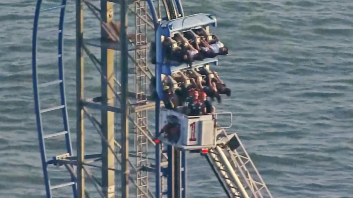 Delapan pelajar Houston terjebak hampir empat jam di ketinggian 30 meter setelah wahana Iron Shark di Pleasure Pier, Galveston, Texas, macet. (ISTIMEWA)