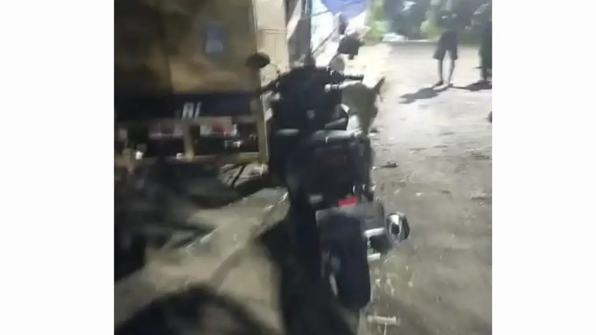 DITINGGAL: Sepeda motor yang ditinggal terduga pelaku begal di Jalan Mayjen Sungkono, Surabaya. (IST/RADAR SURABAYA)