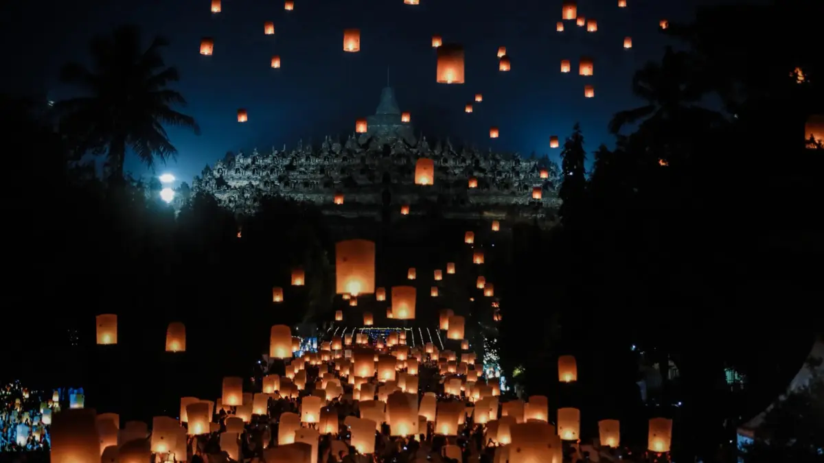 Festival Lampion Waisak di Borobudur bukan hanya sekadar prosesi sakral bagi umat Hindu, namun juga menjadi daya tarik wisata. (ISTIMEWA)