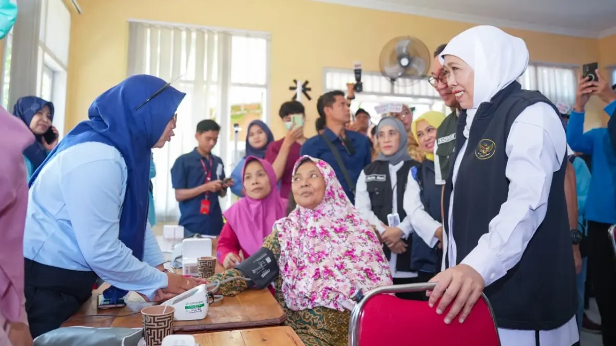 Gubernur Jatim Khofifah Indar Parawansa menijau layanan kesehatan gratis bagi lansia di UPT RSBN Malang. (HUMAS PEMPROV JATIM)