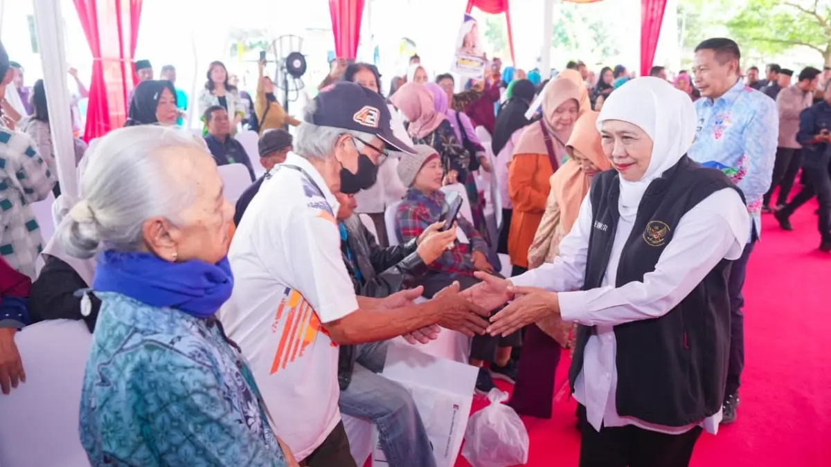 Gubernur Jatim Khofifah Indar Parawansa saat memberikan zakat produktif kepada lansia dalam peringatan Hari Lanjut Usia Nasional (HLUN) 2026 di Jatim. (HUMAS PEMPROV JATIM)