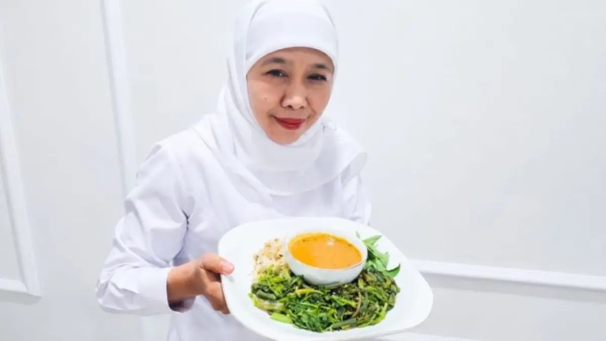  Gubernur Jawa Timur Khofifah Indar Parawansa bangga pecel khas Jatim menempati peringkat ketujuh dalam daftar 100 Salad Terbaik di Dunia 2026 versi TasteAtlas. (Biro Adpim Pemprov Jatim) 
