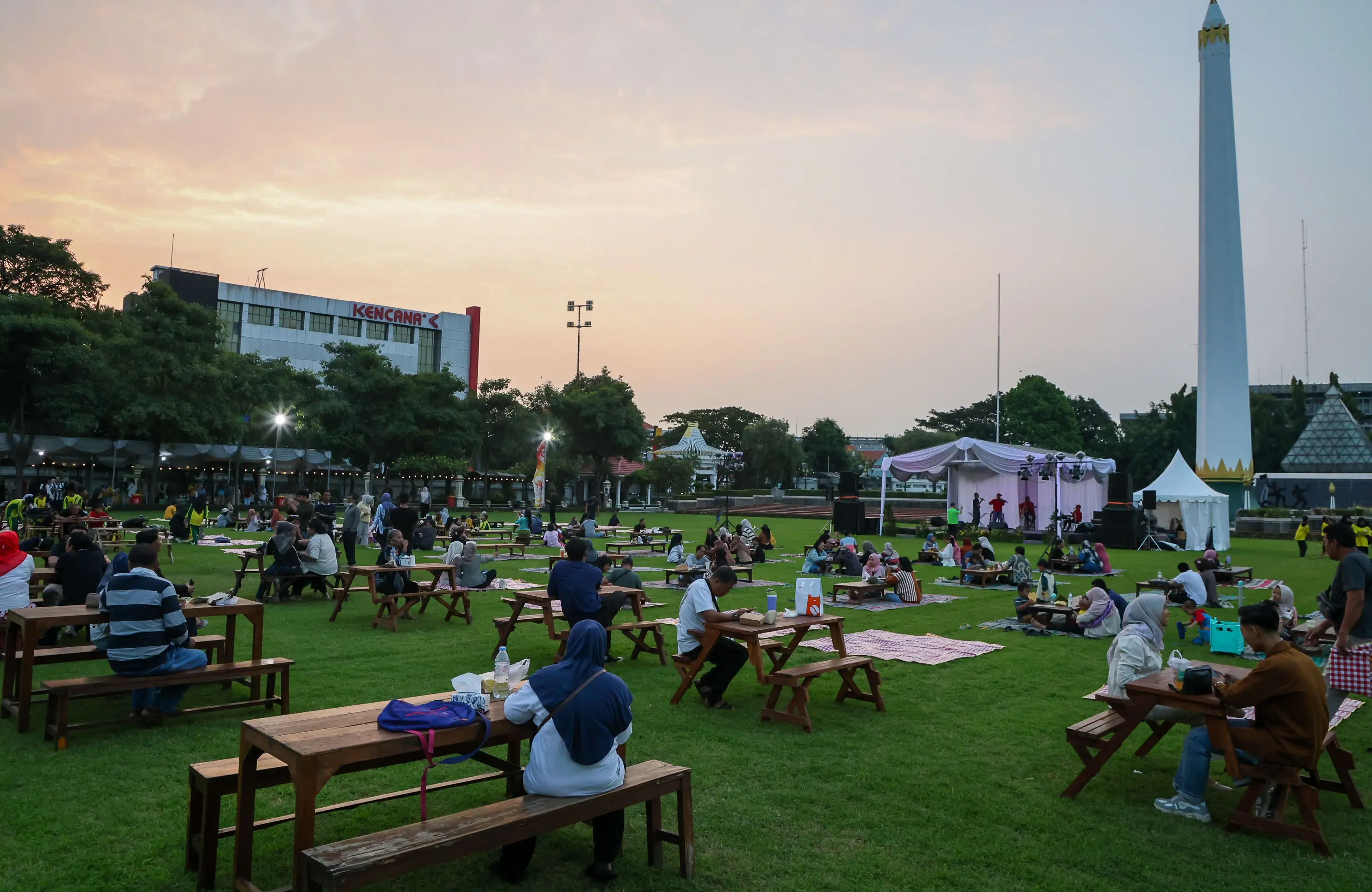 Masyarakat menikmati kuliner dan suasana senja di di Tugu Pahlawan Surabaya. (HUMAS PEMKOT SURABAYA)