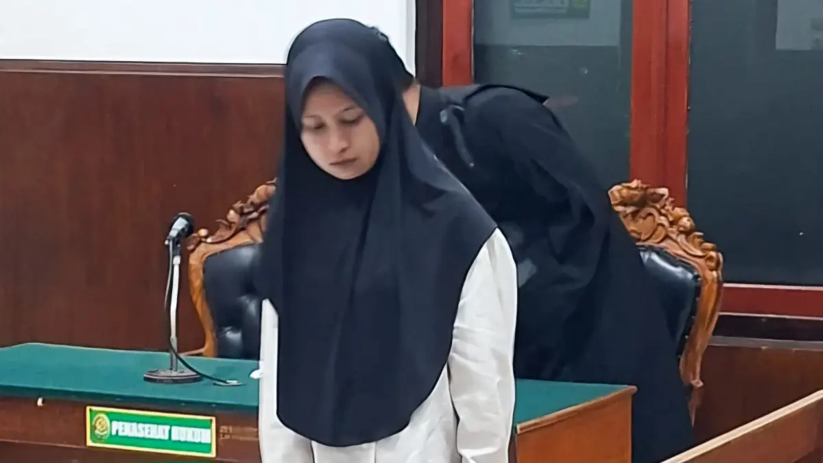 MENGAKU: Terdakwa seorang terapis spa yang mengaku menghabiskan uang untuk menginap di hotel mewah dan dibagi ke temannya.(IST/RADAR SURABAYA)