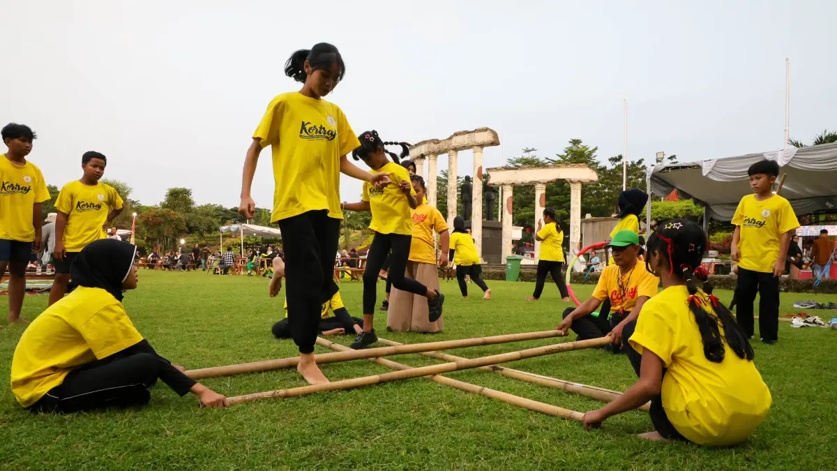 Para pelajar memainkan permainan tradisional dalam Senja Budaya 2026 di Tugu Pahlawan Surabaya. (HUMAS PEMKOT SURABAYA)