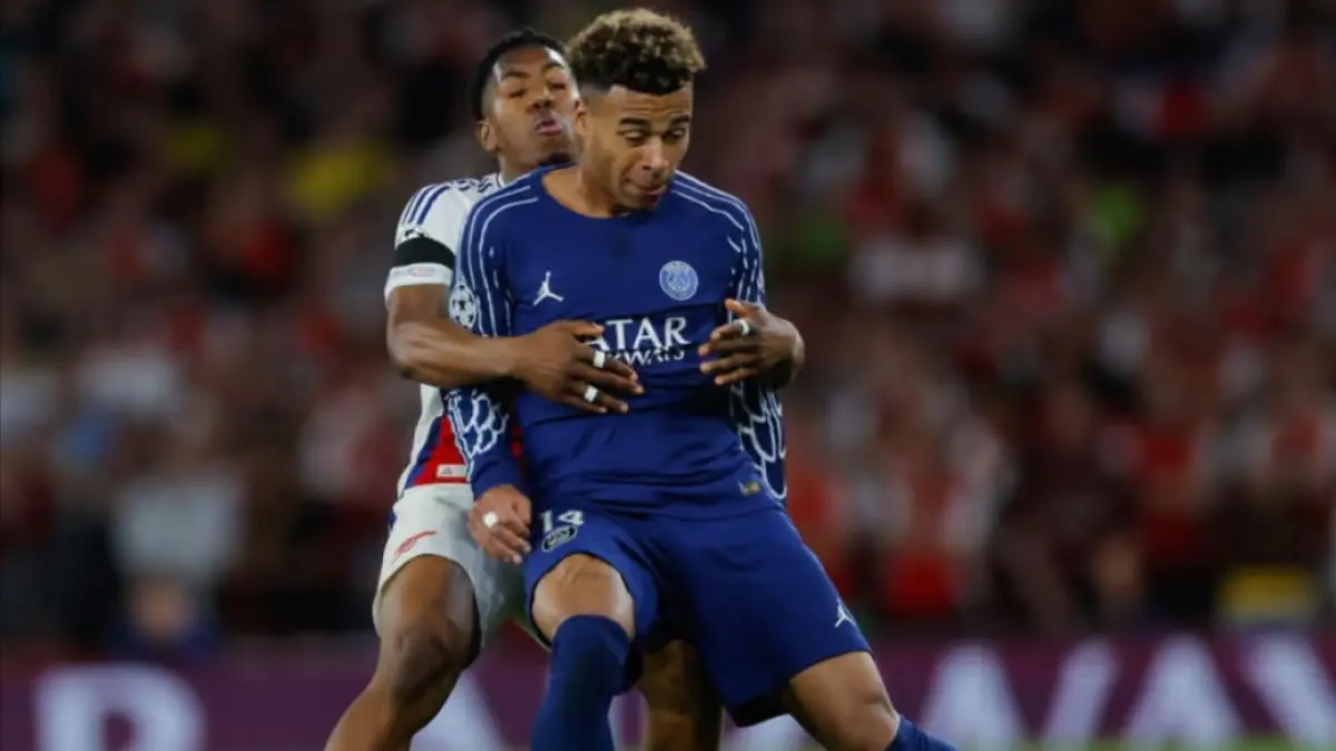 Pemain Arsenal, Myles Lewis-Skelly, berduel ketat dengan pemain PSG, Désiré Doué, pada leg pertama semifinal Liga Champions musim lalu, sebuah pertarungan yang berpotensi kembali tersaji pada Sabtu malam nanti. (Tom Jenkins/The Guardian) 
