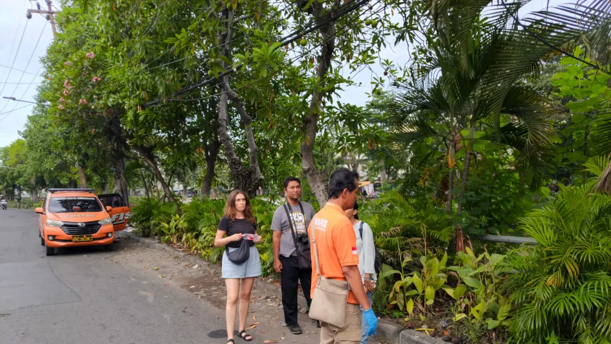 PENYELIDIKAN: Tim Inafis Satreskrim Polres Pelabuhan Tanjung Perak saat olah TKP jambret HP yang menimpa turis asal Jerman di Jalan Karet, Surabaya. (IST/RADAR SURABAYA)&nbsp;