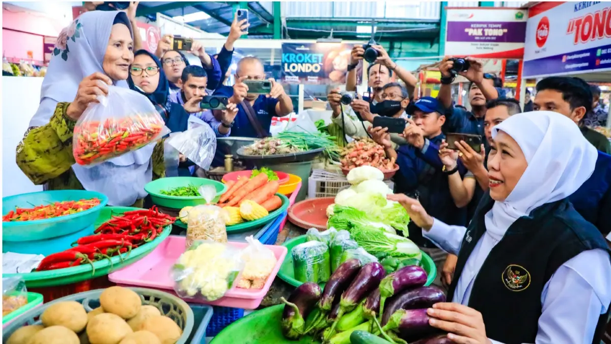 CEGAH INFLASI: Gubernur Jatim Khofifah melihat langsung ketersediaan beras SPHP dan MinyaKita di Pasar Klojen, Malang.(IST/RADAR SURABAYA)