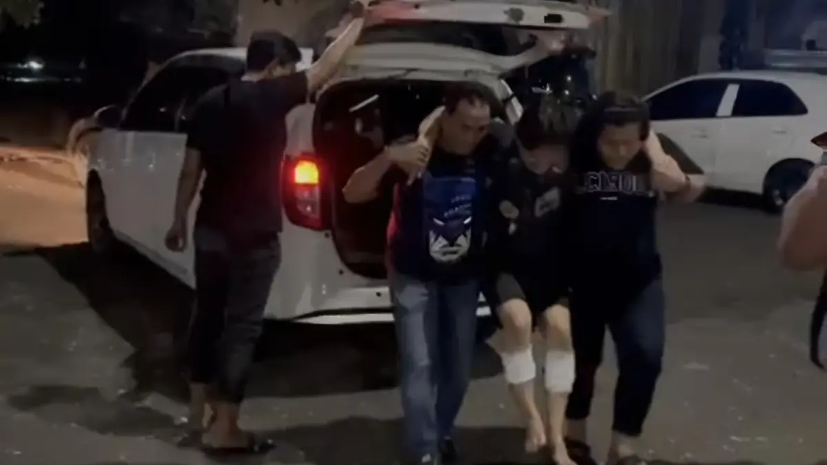 DIBOPONG: Unit Reaksi Cepat Satreskrim Polres Pelabuhan Tanjung Perak tembak dua kaki pelaku jambret HP milik turis asal Jerman di Jalan Karet, Surabaya.(IST/RADAR SURABAYA)