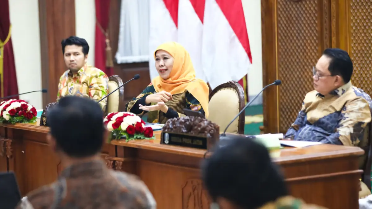 DITETAPKAN: Gubernur Jatim Khofifah (tengah), Wagub Jatim Emil (paling kiri), dan Sekdaprov Jatim Adhy Karyono (paling kanan) memastikan WFH ASN Pemprov Jatim dilaksanakan setiap Jumat. (IST/RADAR SURABAYA)
