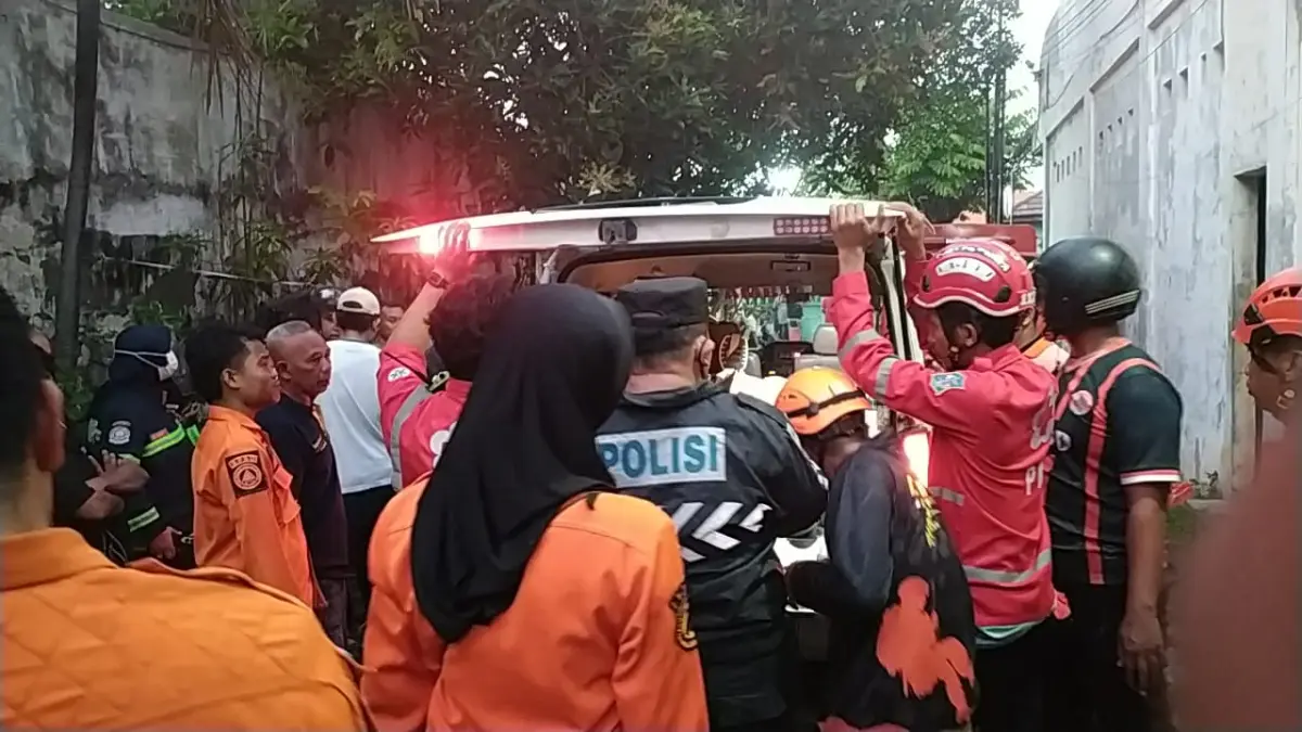 EVAKUASI: Petugas membawa jenazah korban TLN usai ditemukan di depan pintu kamar mandi ruko. Ia terjebak dalam kebakaran ruko di Jalan Sidoyoso, Surabaya. (IST/RADAR SURABAYA)