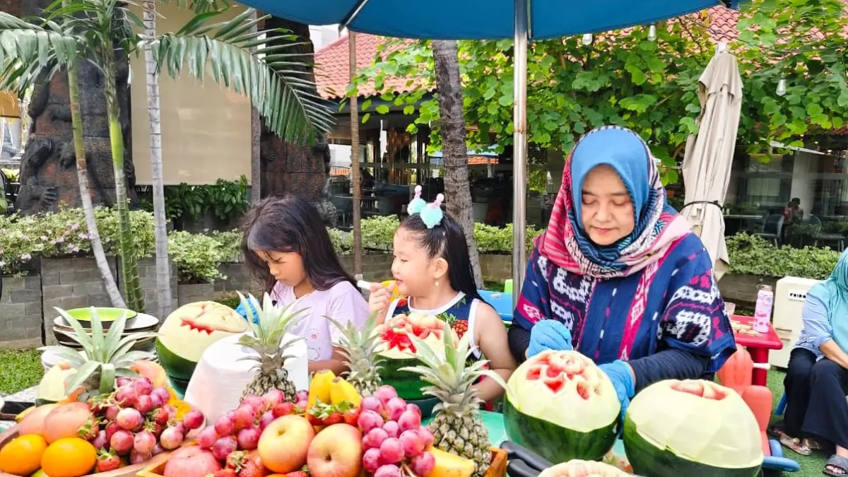 &nbsp;&nbsp;Ibu dan anak kompak saat melakukan carving buah di Hotel Sheraton Surabaya. (IST)