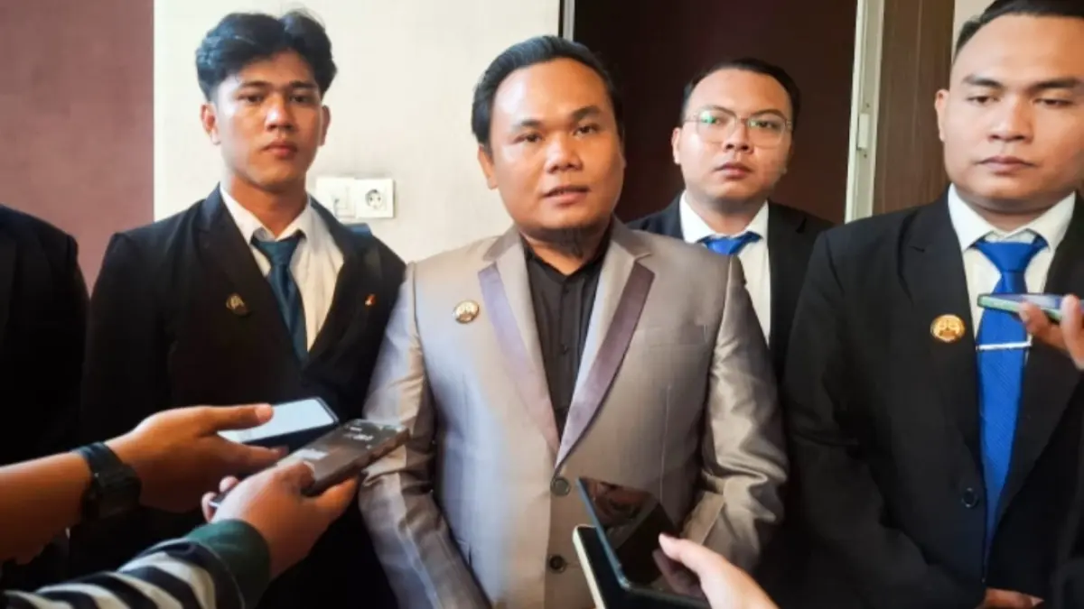 Ketua DPD PPKHI Jawa Timur periode 2026–2030, Rizal Fadjrin (tengah), memberikan keterangan kepada awak media usai terpilih secara aklamasi dalam Musda PPKHI Jatim di Surabaya, Sabtu (30/5). (Andy Satria) 