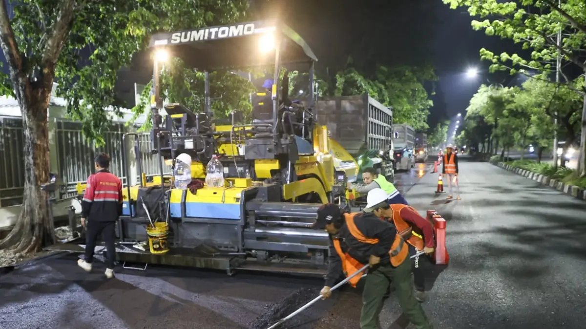Perbaikan salah satu ruas jalan yang rusak di Surabaya. (IST)