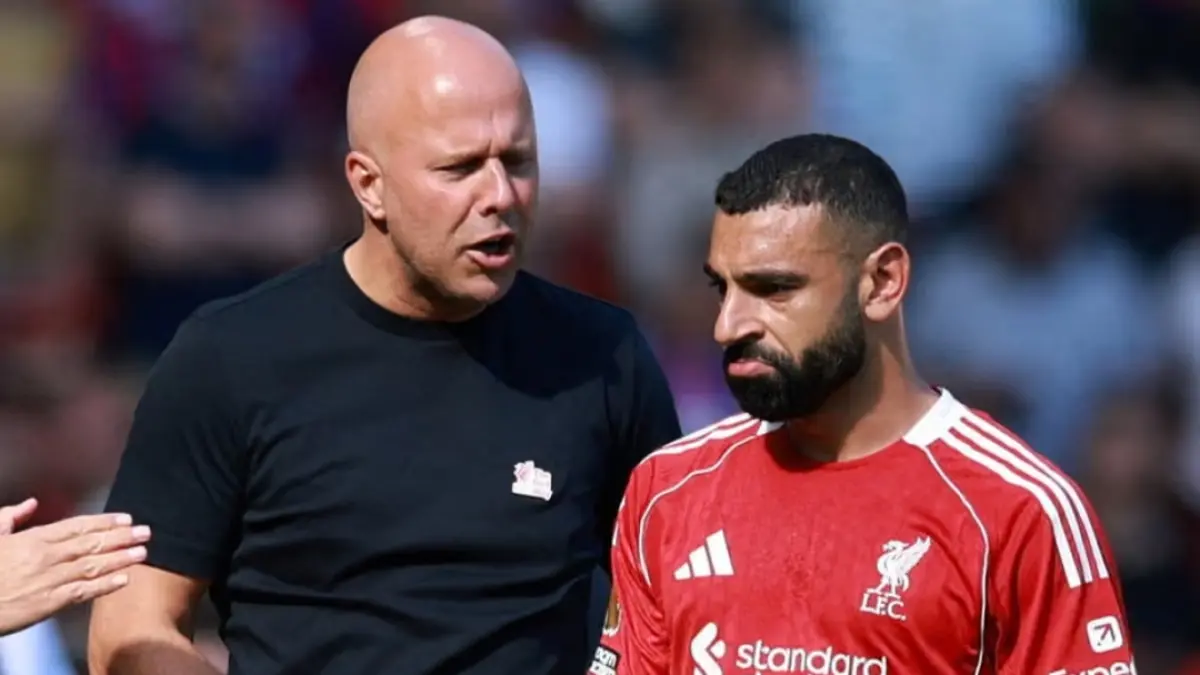 Sebelum mengakhiri kontrak, Mohamed Salah mengkritik gaya main Arne Slot. (The Guardian) 