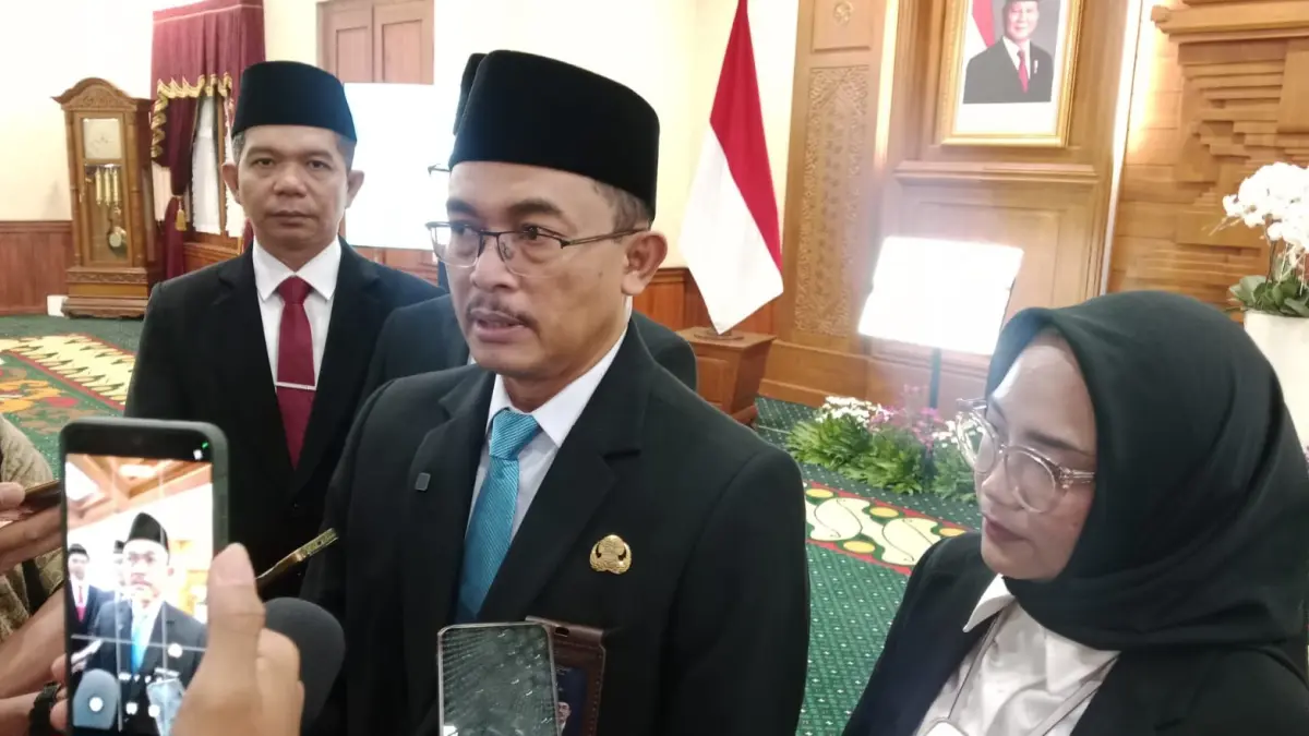 TEROBOSAN: Kepala Perwakilan BKKBN Provinsi Jatim, Shodiqin, (tengah) gandeng sejumlah pihak terkait maraknya kasus kekerasan pada anak.(IST/RADAR SURABAYA)