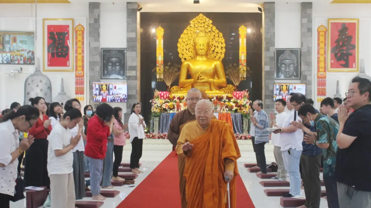 Umat Buddha mengikuti perayaan Tri Suci Waisak di Vihara Buddhayana Dharmawira Centre, Surabaya, Minggu (31/5).&nbsp; (RAHMAT SUDRAJAT/RADAR SURABAYA)