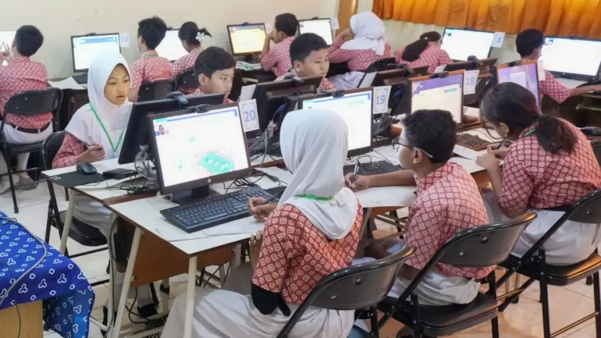 Di tengah upaya meningkatkan daya saing global generasi muda, para pakar mengingatkan pentingnya menjaga keseimbangan antara penguasaan bahasa asing, Bahasa Indonesia, dan bahasa daerah. (Rahmat Sudrajat) 