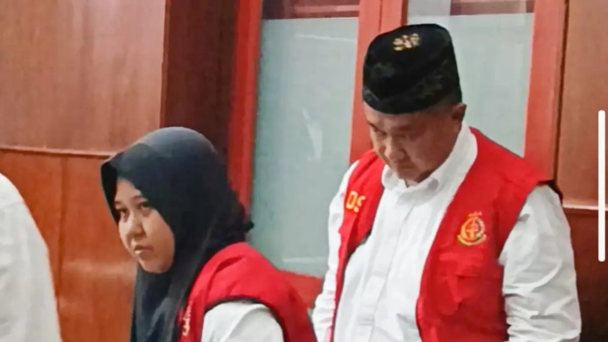 DIADILI: Pasutri ini menjual makanan dan minuman kedaluwarsa di wilayah Surabaya dan Sidoarjo. Keduanya menjalani sidang di PN Surabaya. (IST/RADAR SURABAYA)
