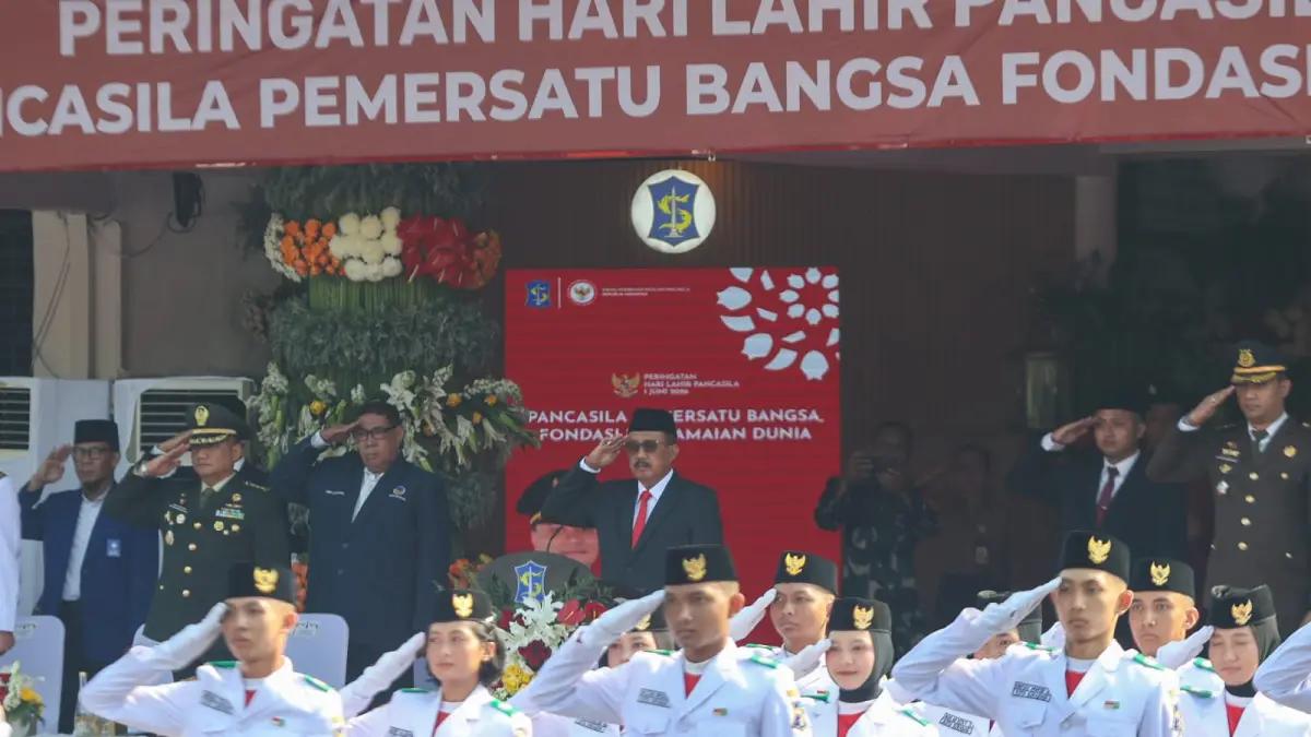 HORMAT: Wawali Surabaya Armuji atau Cak Ji saat menjadi inspektur upacara peringatan Hari Lahir Pancasila.(IST/RADAR SURABAYA)