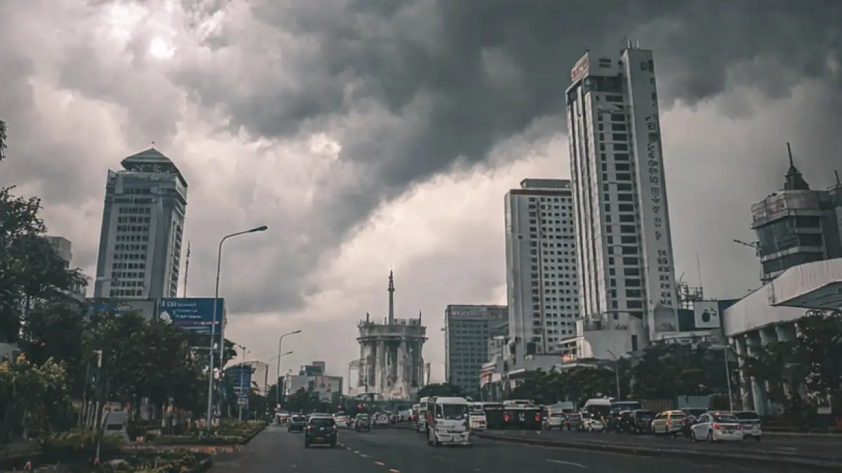Ilustrasi awan mendung di tengah kota. (AI)