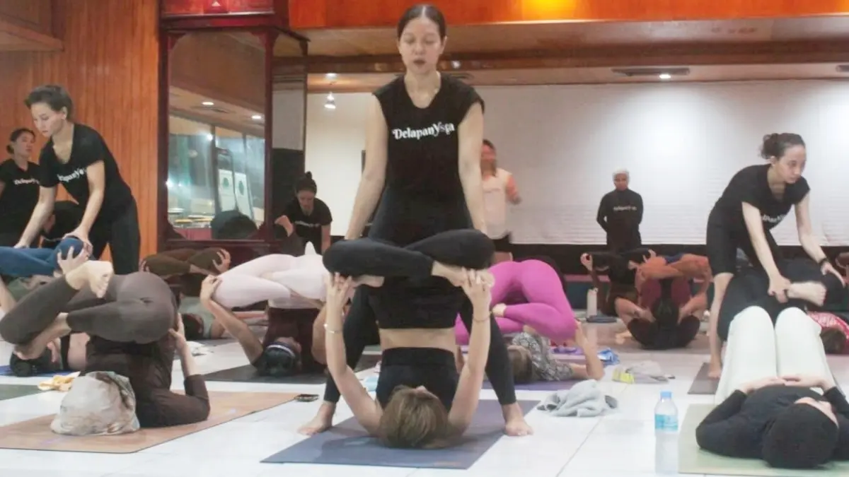 
KONSENTRASI: Praktisi memperagakan gerakan Yoga Ashtanga yang menekankan keseimbangan antara tubuh, pikiran, dan perasaan. (RAHMAT SUDRAJAT/RADAR SURABAYA)


