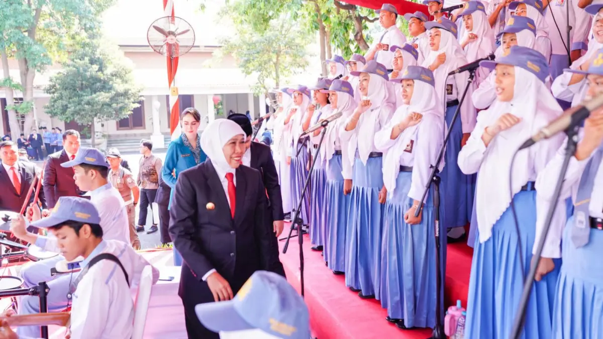 MEMBANTU: Gubernur Jatim Khofifah siapkan beasiswa untuk siswa yang sekolah di SMA dan SMK swasta. Pemprov Jatim siapkan beasiswa. (IST/RADAR SURABAYA)
