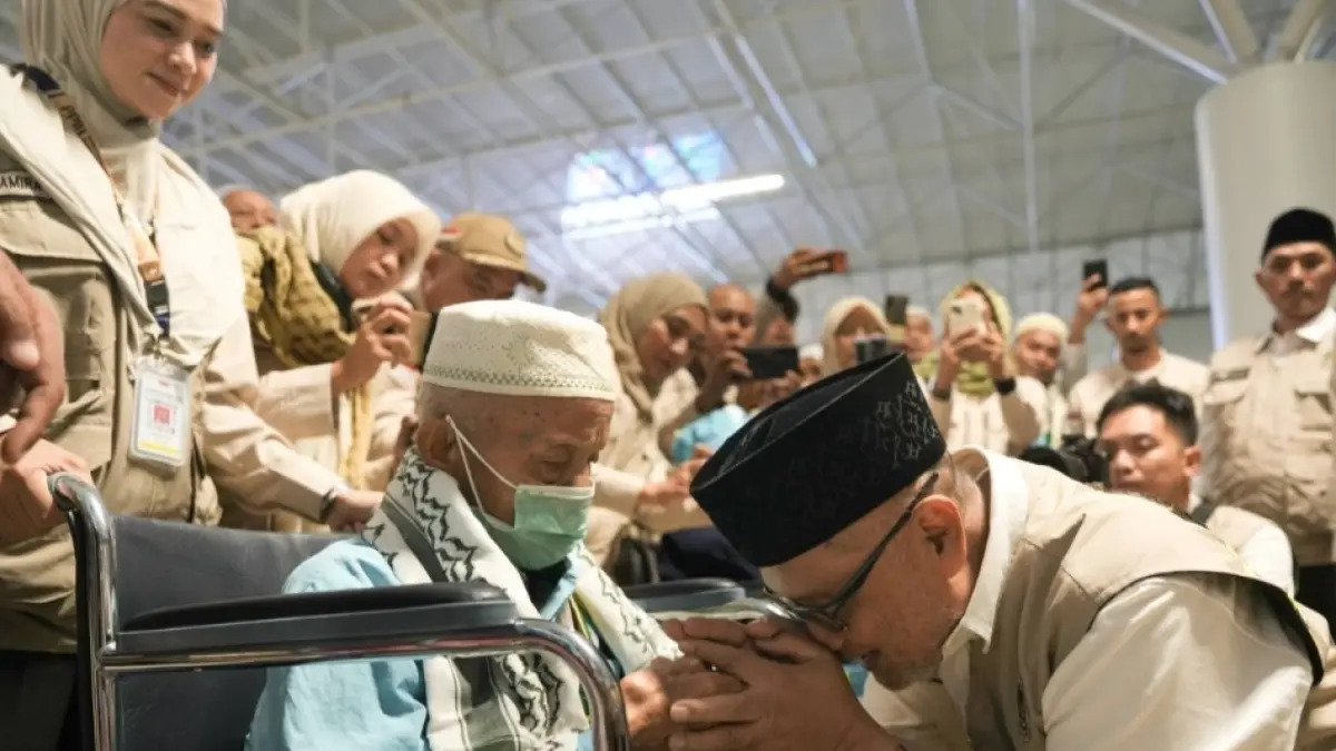 Menteri Haji dan Umrah, Mochamad Irfan Yusuf menyambangi jemaah haji dari SUB-01. (Kemenhaj) 