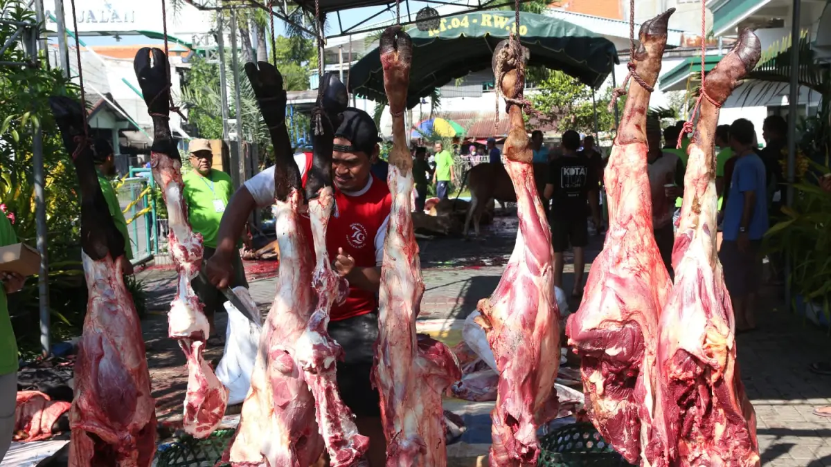 Penyembelihan hewan kurban di Surabaya diawasi ketat oleh petugas DKPP Surabaya.&nbsp;(IST)