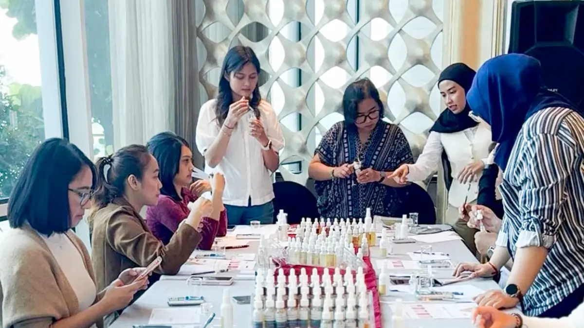 Sejumlah peserta antusias mengikuti lokakarya&nbsp;The Art of Perfume Blend di Hotel Ciputra World Surabaya. (Andy Satria/Radar Surabaya)