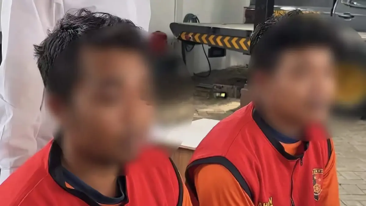 TAK BERKUTIK : Dua tersangka AJS dan UMTS adal Blora yang membantu melakukan penyekapan lansia asal Surabaya diamankan di Polrestabes Surabaya.(IST/RADAR SURABAYA)