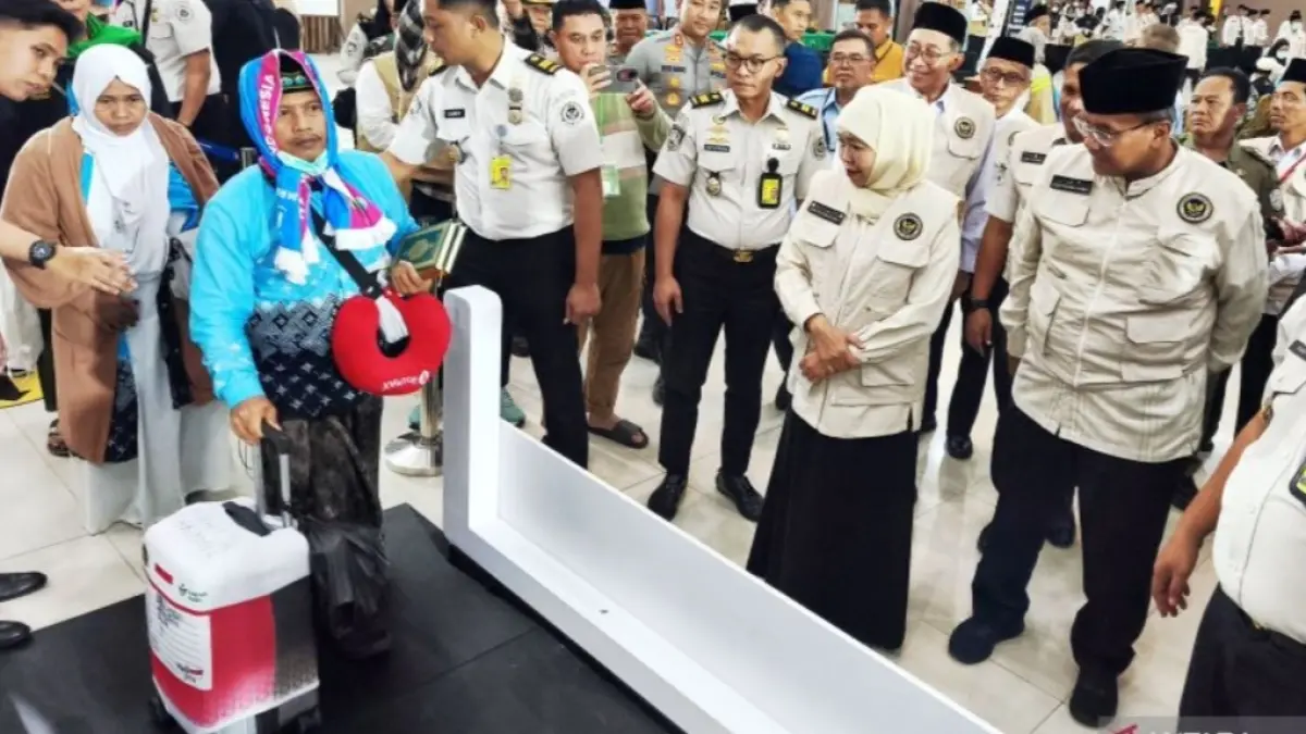 Gubernur Jawa Timur Khofifah Indar Parawansa (kedua kanan) bersama Kepala Kantor Wilayah Direktorat Jenderal Imigrasi Jawa Timur Novianto Sulastono (kanan) meninjau penerapan Immigration Seamless Process Corridor Gate di Gedung Muzdalifah Asrama Haji Surabaya, Senin (1/6/2026) malam. (ANTARA/Naufal Ammar Imaduddin) 