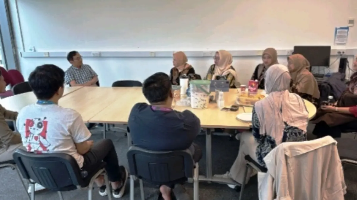 DISKUSI: Fakultas Kedokteran (FK) Universitas Negeri Surabaya (Unesa) memperkuat jejaring riset internasional melalui kolaborasi penelitian kesehatan bersama akademisi dunia dari University of Manchester, Inggris. (Foto: Dok Unesa)