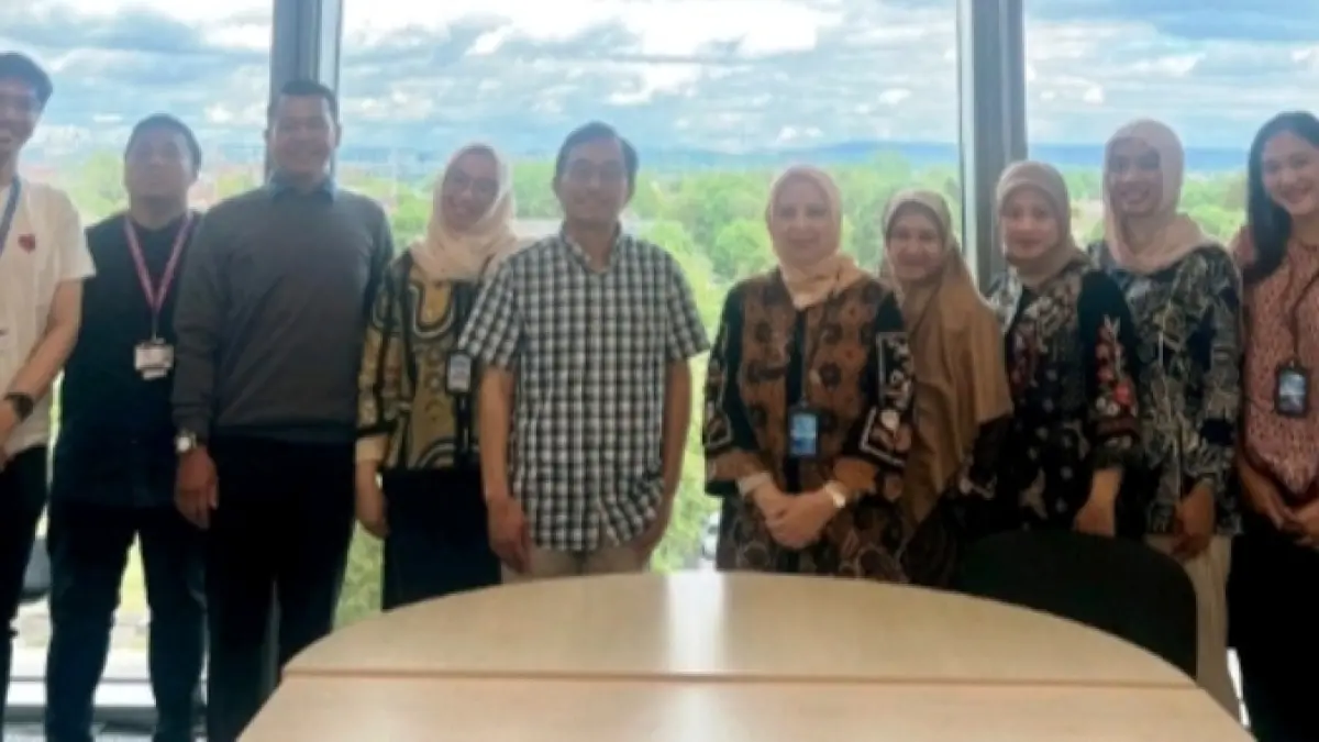 
KOLABORASI: Dekan Fakultas Kedokteran Unesa, dr. Endang Sri Wahjuni (lima dari kanan)saat bersama para akademisi dunia membahas penguatan penelitian kesehatan. (Foto: Dok Unesa)